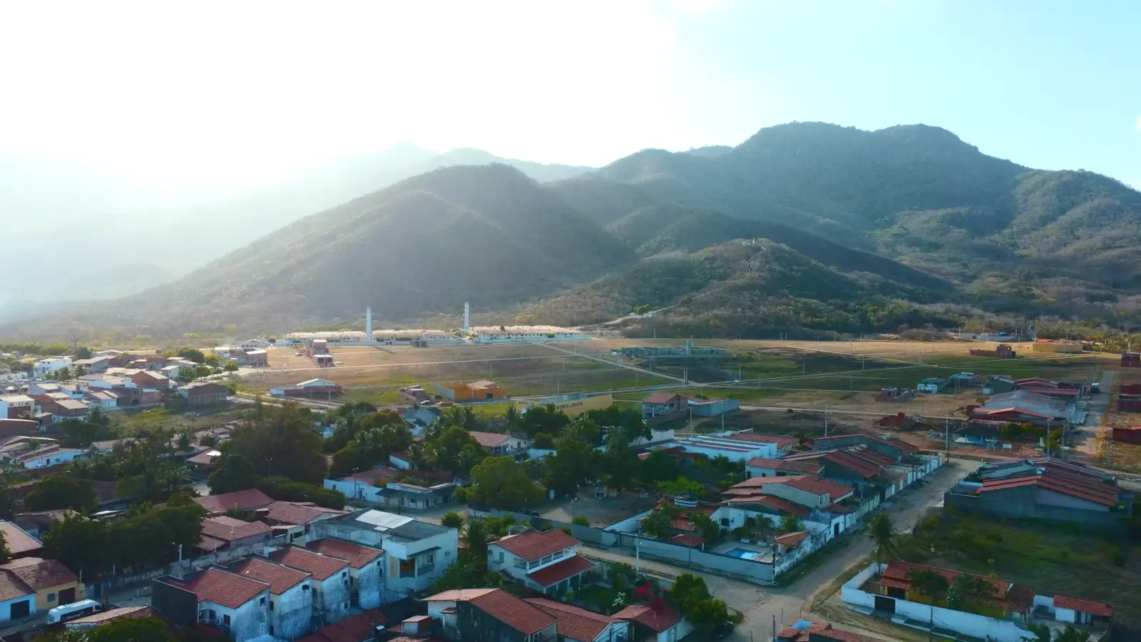 Serra de Maranguape ao entardecer, com a luz suave sobre a cidade espalhada no vale